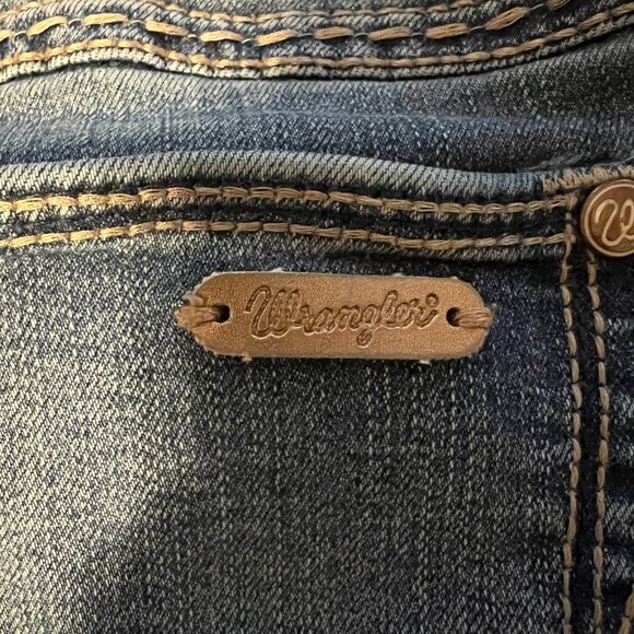 Women's Wrangler - Picture 4 of 5